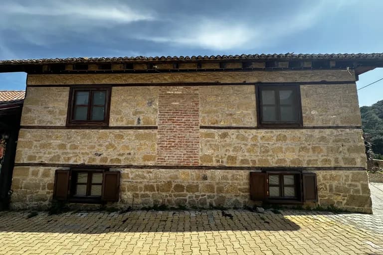 tescilli yapı taş yığma ön cephe görseli 